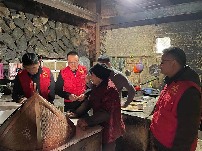 溫暖同行|這個(gè)冬天TA們不再“冷”，億泰公益在路上！