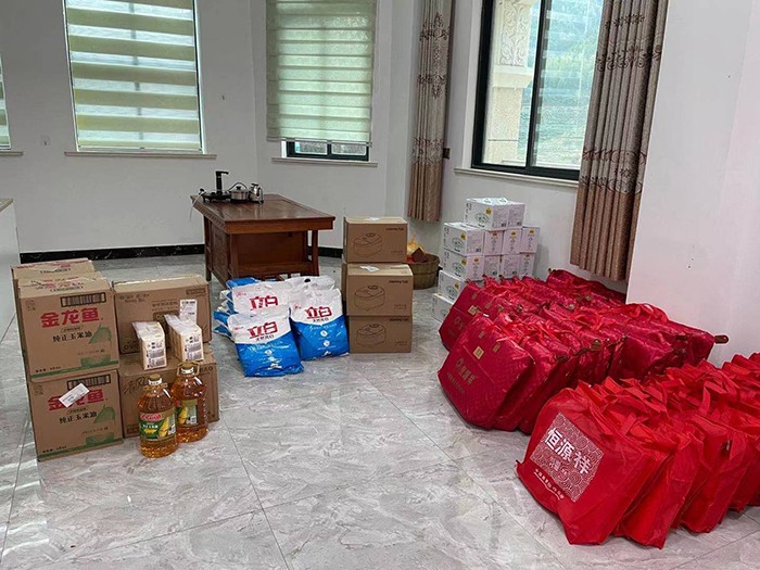 溫暖同行|這個(gè)冬天TA們不再“冷”，億泰公益在路上！